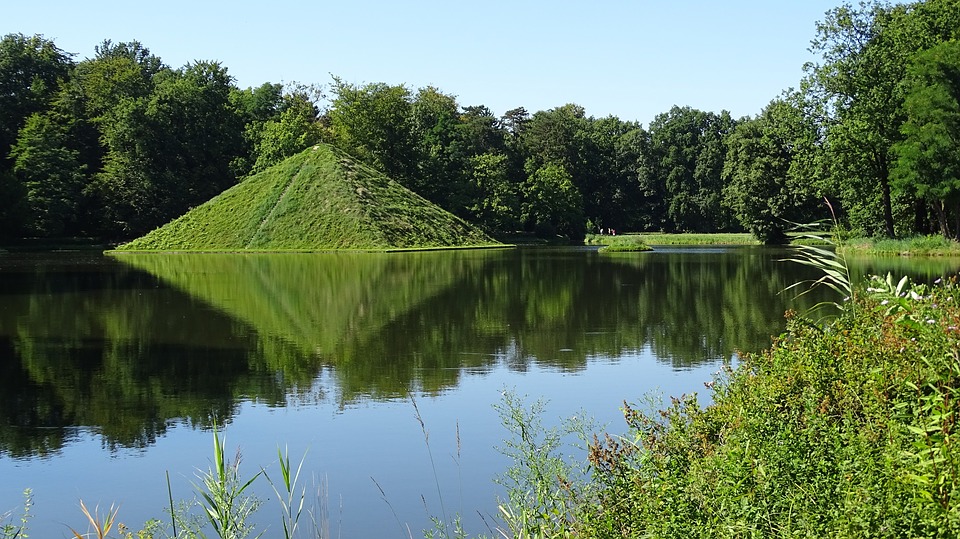 Ansicht des Pückler-Parks mit Pyramide