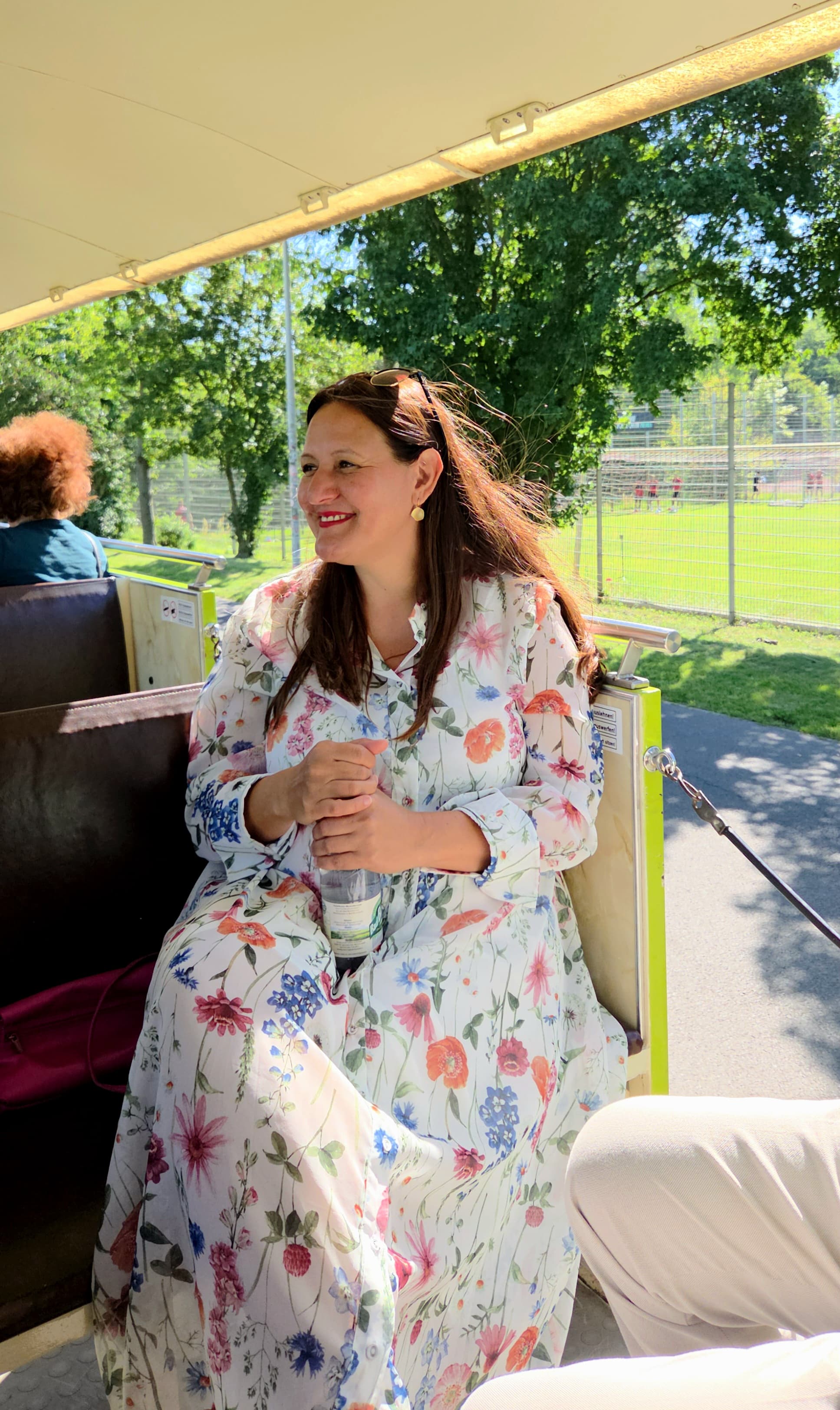 Foto zeigt Ministerin Schüle in der Parkeisenbahn