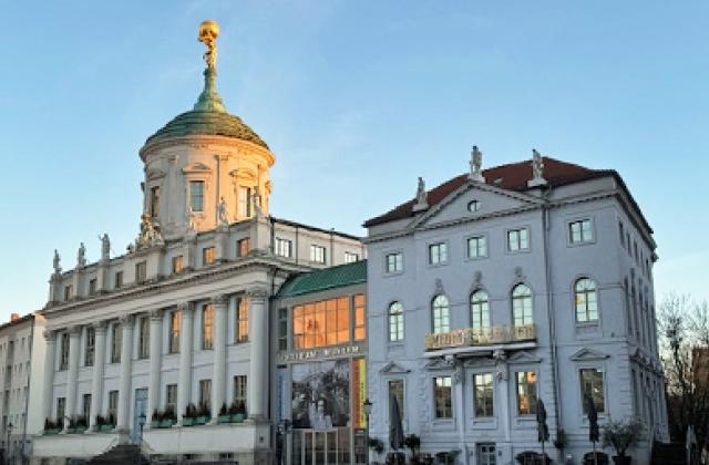 Gezeigt wird die Außenansicht des Potsdam Museums am Alten Markt