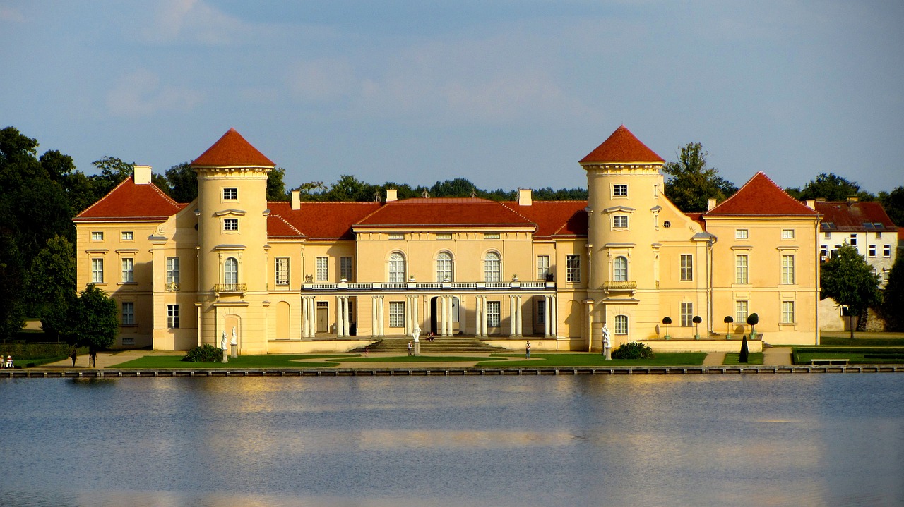 Ansicht von Schloss Rheinsberg mit dem See im Vordergrund