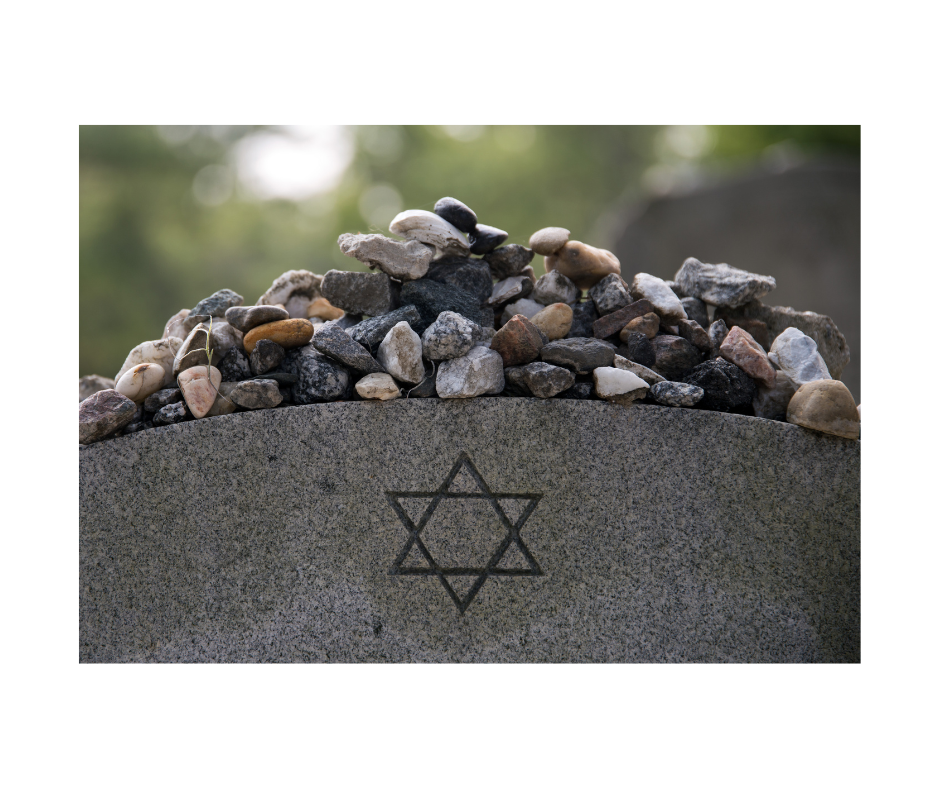 Jüdischer Grabstein mit Steinen 