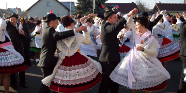 Tanzende Menschen in sorbisch/wendischer Tracht