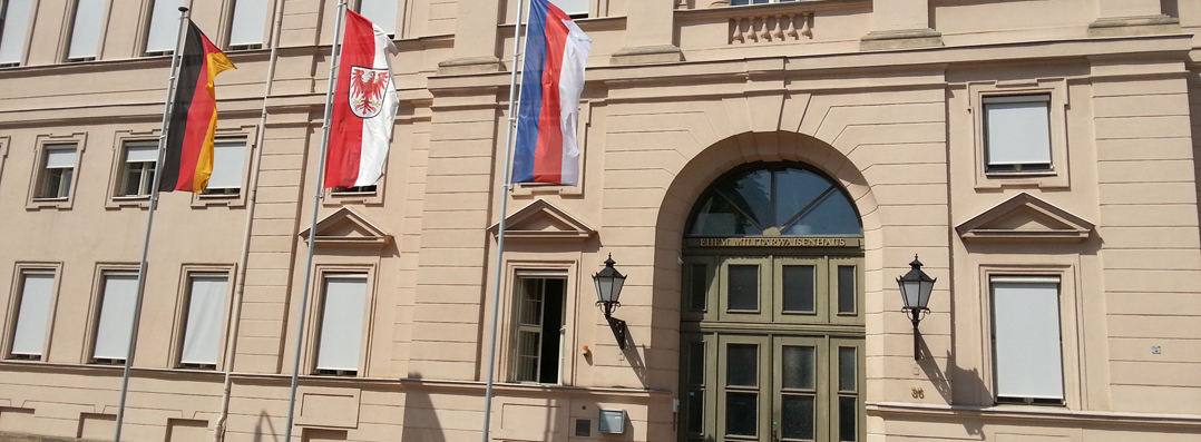 Ansicht der sorbischen Fahne vor dem Kulturministerium
