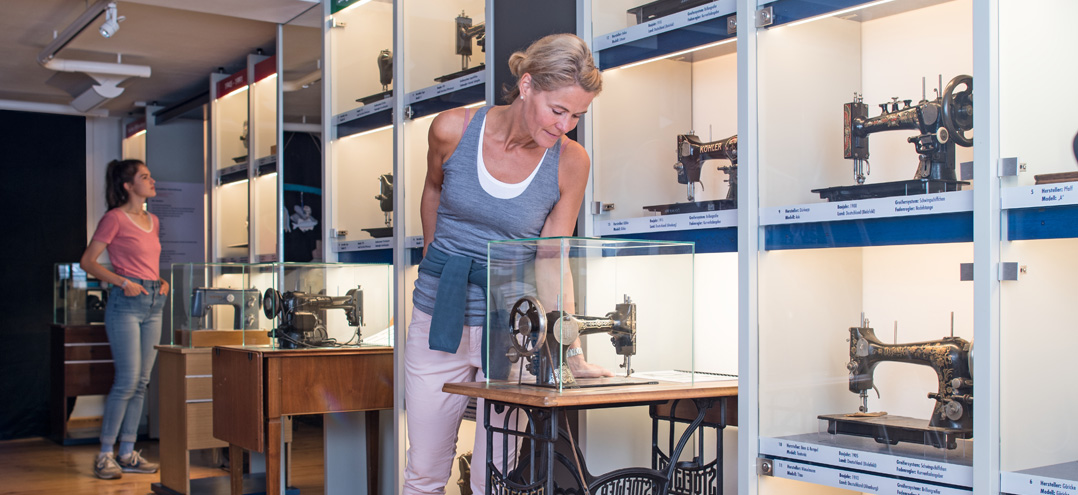 Bild: historische Nähmaschinen in einem Museum