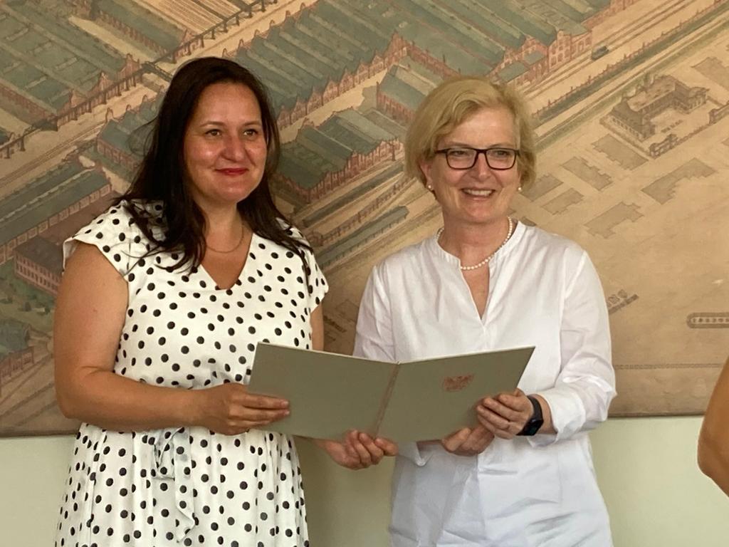 Ministerin Manja Schüle übergibt den Zuwendungsbescheid an die Präsidentin der Th Wildau, Ulrike Tippe