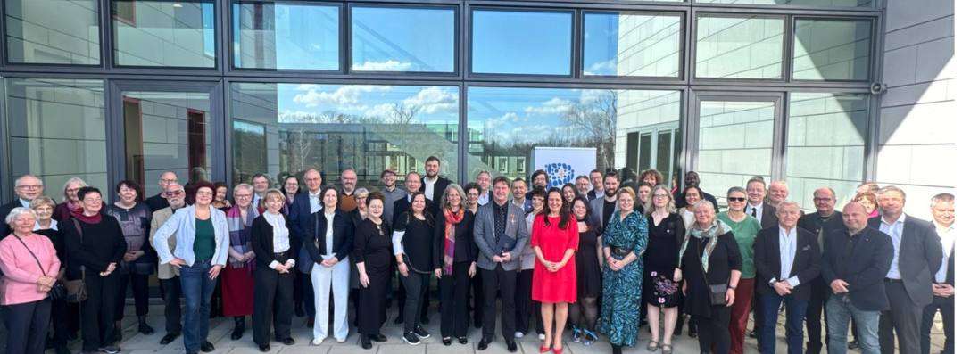 Bild: Ministerin Schüle übergibt Auszeichnung