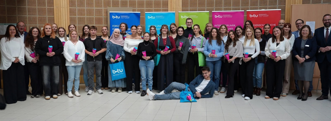 Bild: Gezeigt wird ein Foto mit den immatrikulierten Studierenden des Lehramtes Primarstufe an der BTU in Senftenberg