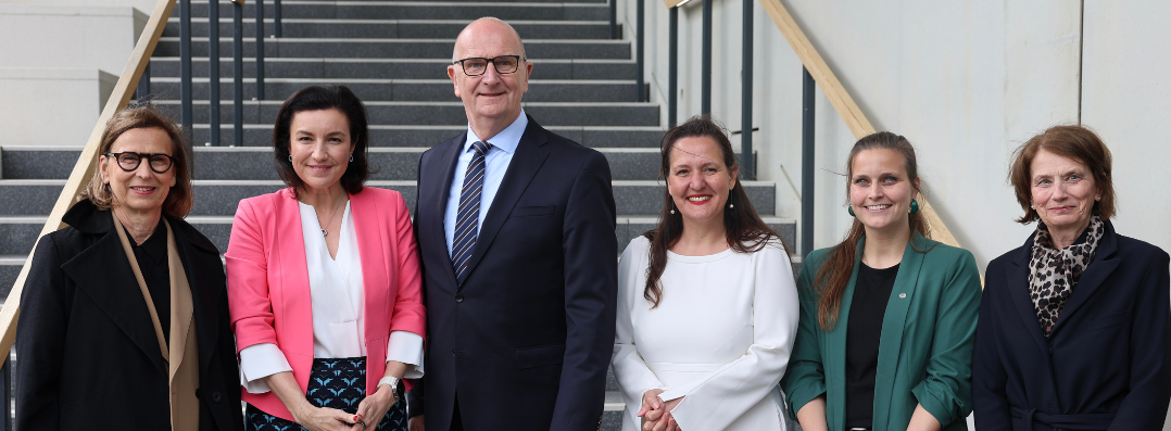 Bild: MP und Ministerin Schüle begleiten Bundesforschungsministerin in die Lausitz