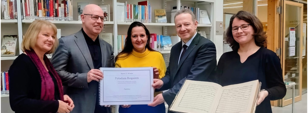 Bild: Ministerin Schüle übergibt Noten