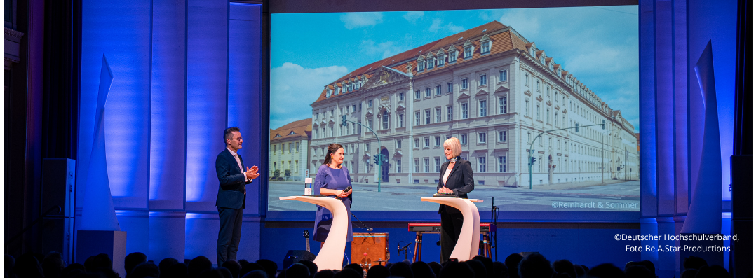 Bild: Manja Schüle bei Gala in Berlin als Wissenschaftsministerin des Jahres ausgezeichnet