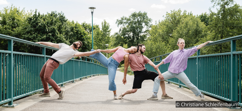 Bild: 4 Personen tanzen auf einer Brücke