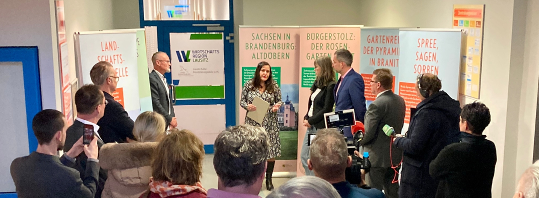Bild: Zu sehen ist Ministerin Manja Schüle und Zuhörer*innen in den neuen Räumlichkeiten der Lausitz Kultur Koordinierungsstelle in Cottbus