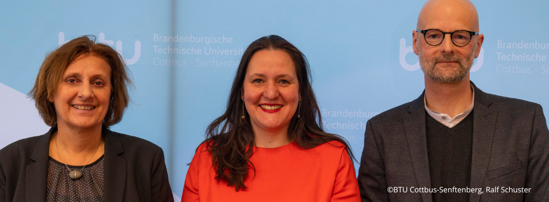 Bild: Zu sehen sind Bildungsministerin Britta Ernst, Wissenschaftsministerin Manja Schüle und der Vizepräsident der BTU Cottbus-Senftenberg,. Peer Schmidt 