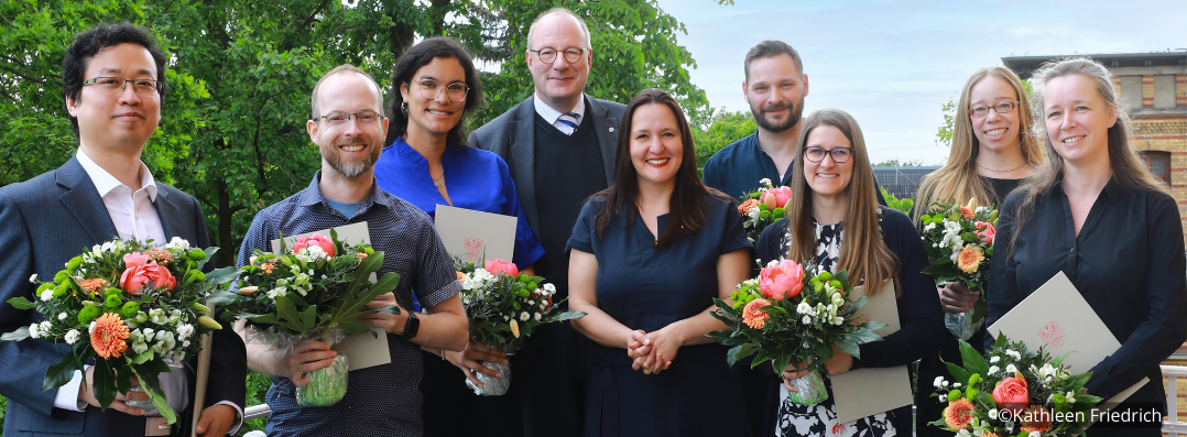 Bild: Alle Preisträgerinnen und Preisträger stehen draußen auf einem Balkon zusammen mit Ministerin Schüle