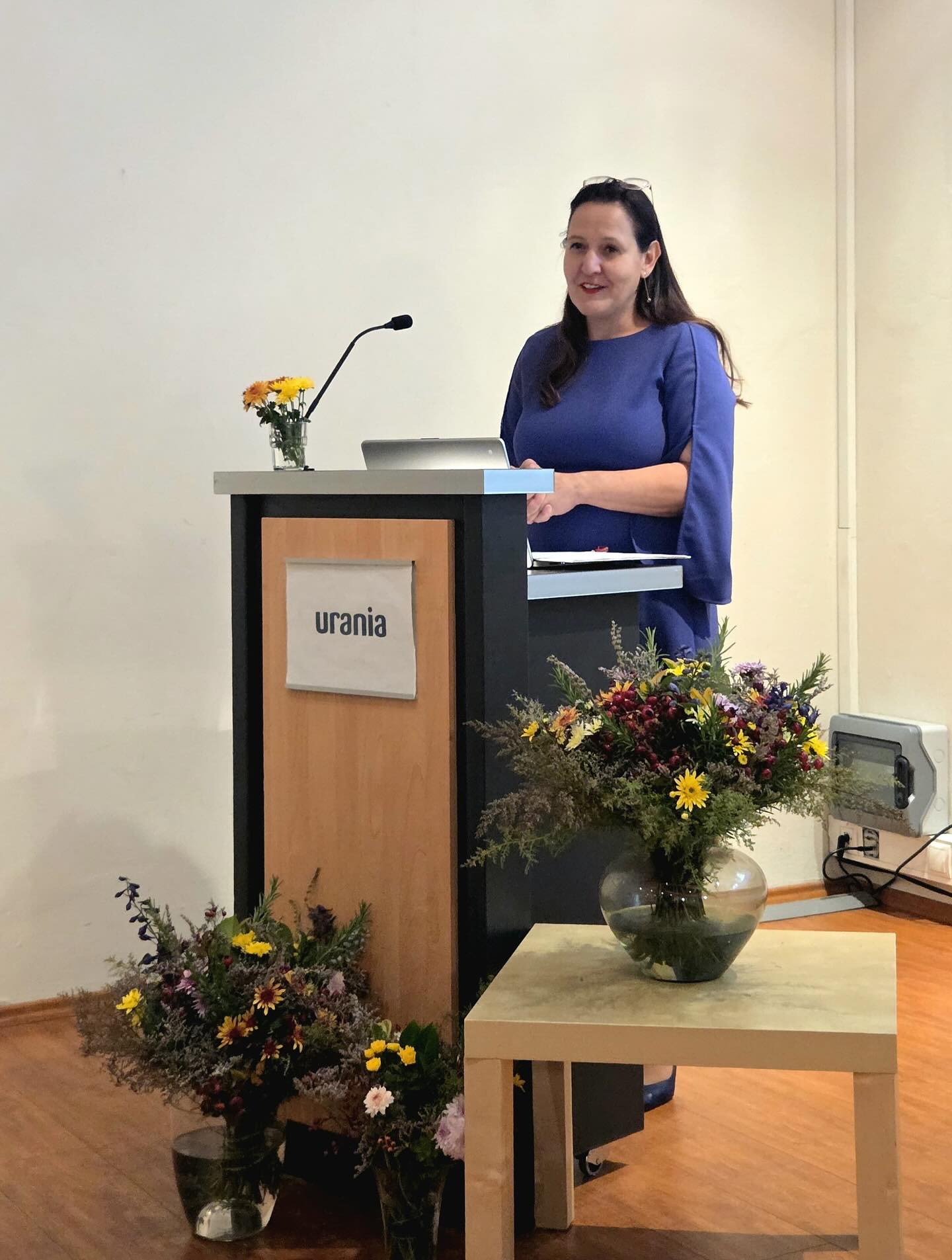 Gezeigt wird auf dem Foto Ministerin Schüle am Rednerpult bei der Begrüßung