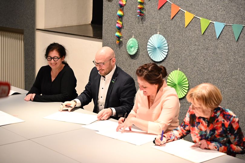 Gezeigt werden Ulrike Kremeier, René Wilke und Manja Schüle bei der Unterzeichnung des Vertrages