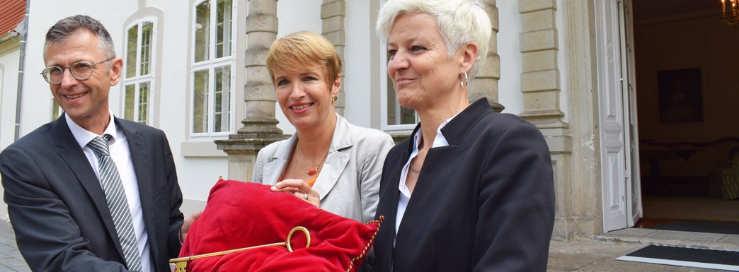 Kulturstiftung Schloss Wiepersdorf - Steffen Skudelny, Vorstand der Deutschen Stiftung Denkmalschutz (DSD), Kulturministerin Martina Münch und Gründungsbeauftragte Annette Rupp (v.r.n.l.) Steffen Skudelny, Vorstand der Deutschen Stiftung Denkmalschutz (DSD), Kulturministerin Martina Münch und Gründungsbeauftragte Annette Rupp