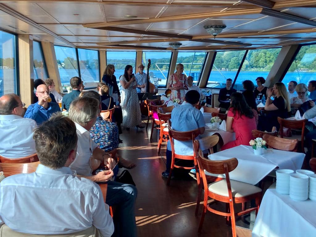 Auf dem Foto wird Ministerin Schüle bei der Begrüßung der Gäste im Inneren des Schiffes gezeigt