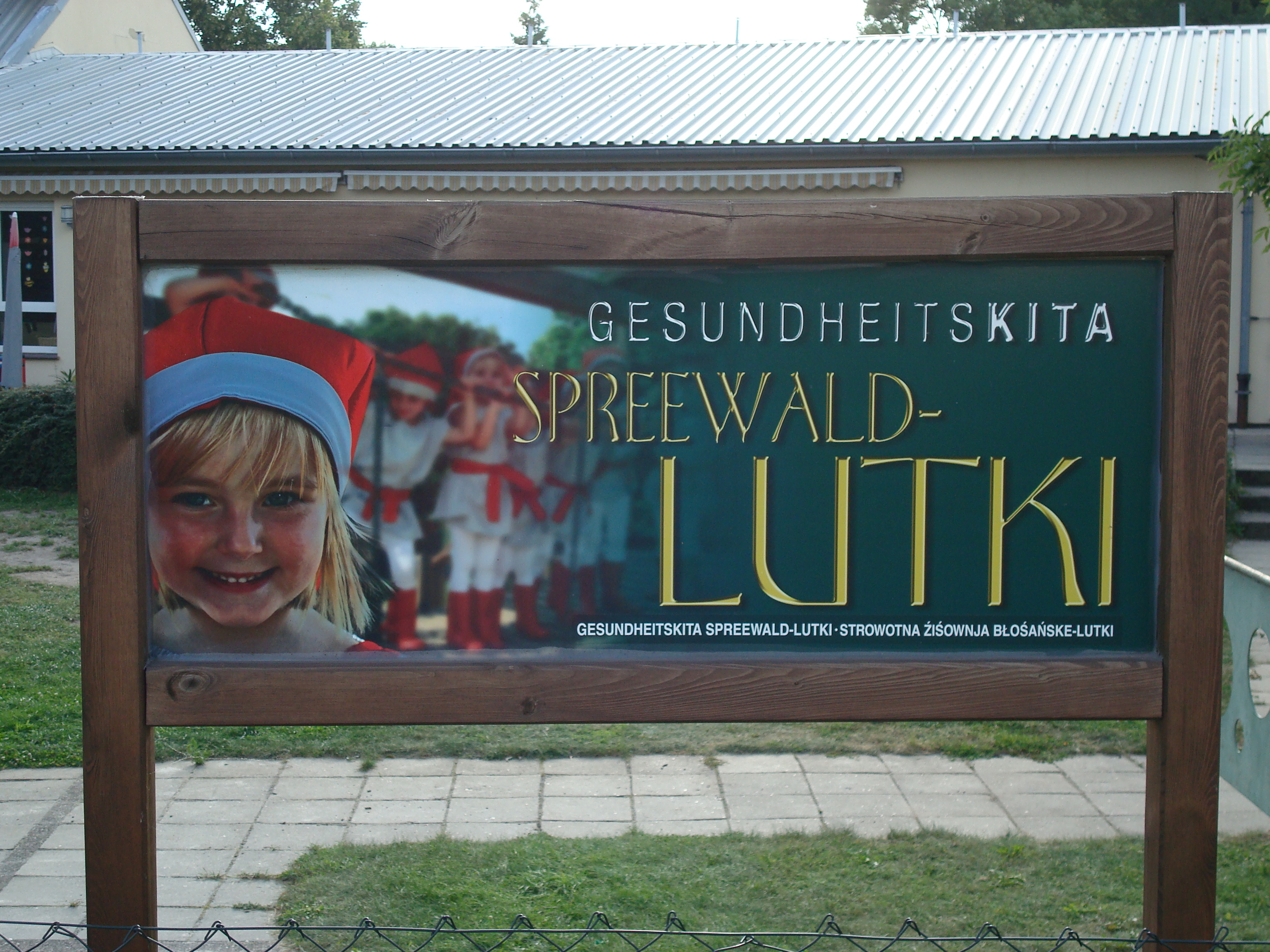Das Schild mit dem Schriftzug Gesundheitskita Spreewald - Lutki