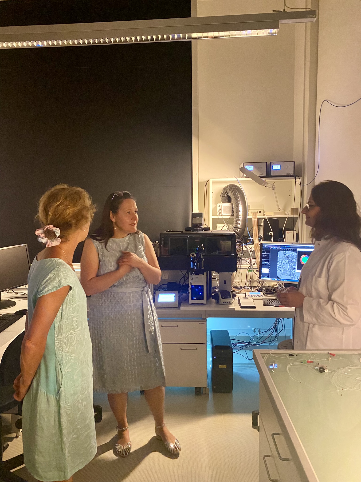 Foto zeigt Ministerin Schüle mit Forscherinnen im Labor
