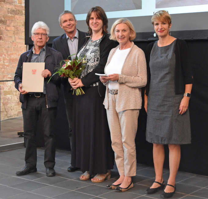 Die Preisträger*innen des  Förderverein "Bonte-Friedhelm-Lochow" mit Ministerin Martina Münch und Thomas Drachenberg
