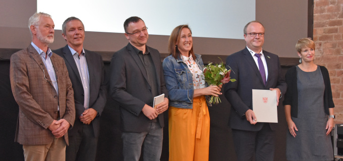 Die Preisträger*innen der Wohnungswirtschaft Frankfurt (Oder) GmbH mit Ministerin Martina Münch und Thomas Drachenberg